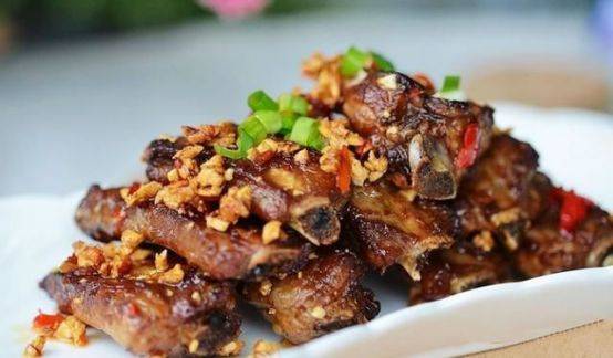 蒜香辣椒爆炒排骨的做法