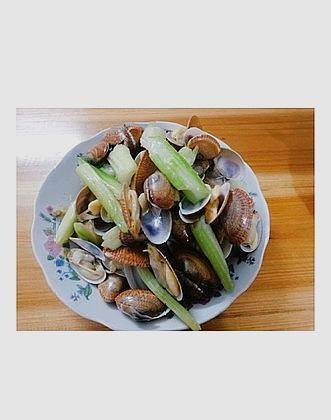 芹菜炒花蛤的做法