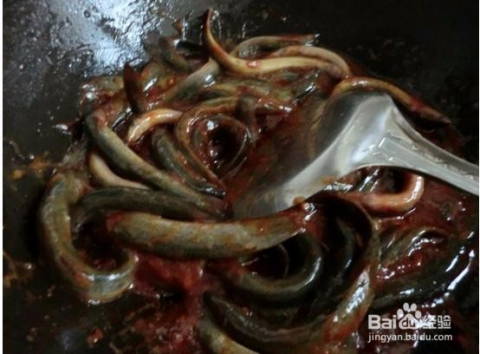 酱炖泥鳅鱼豆腐的做法