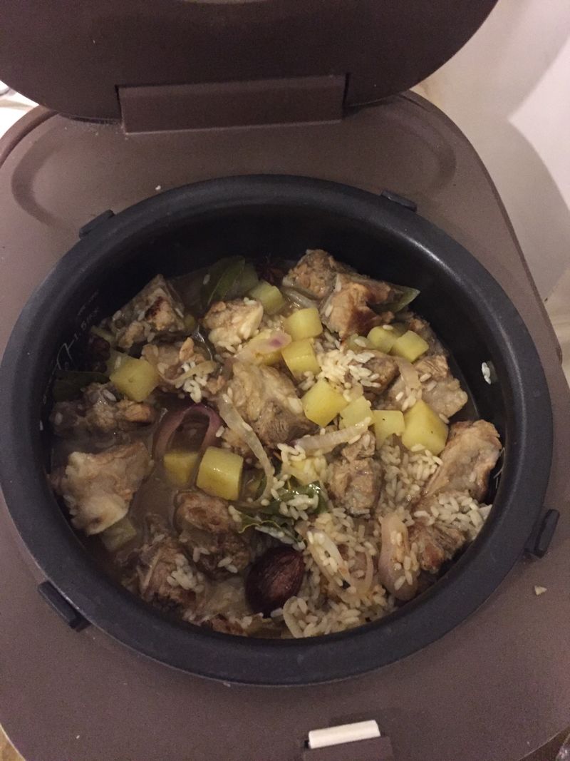 腌排骨土豆焖饭的做法