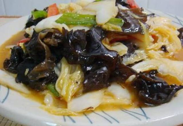 木耳豆腐炒白菜的做法