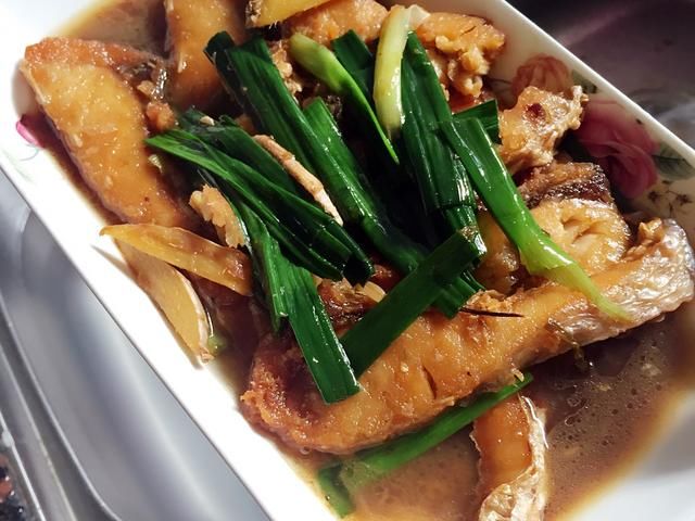 广西草鱼焖豆腐的做法