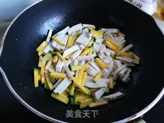 南瓜炒豆腐果的做法