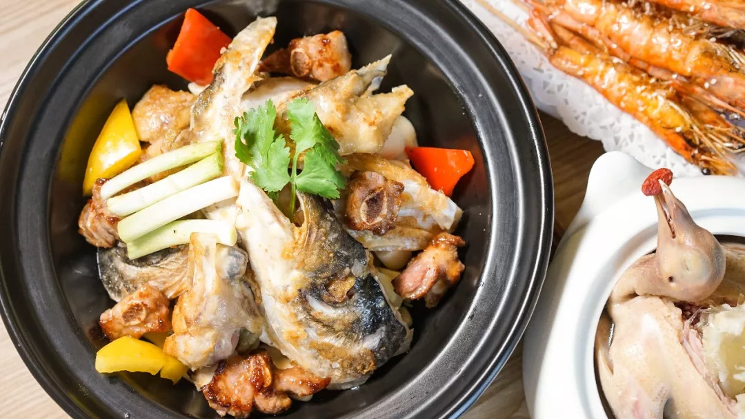 龙虾包鱼煲仔饭的做法