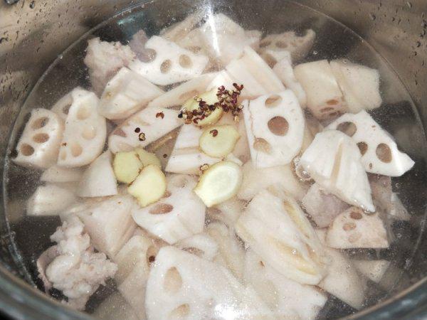 排骨石斛粉炖莲藕的做法