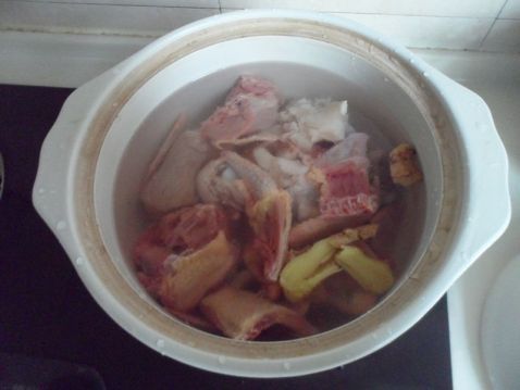 砂锅炖鸽子的做法