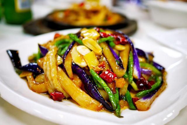 茄子炒油豆腐的做法