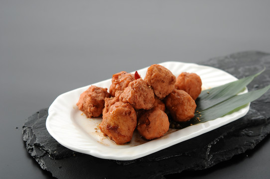 麻辣鱼丸鱼饼的做法