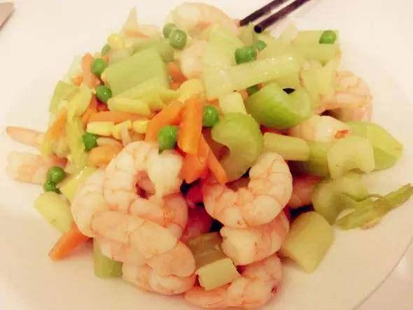 花生豆腐炒虾仁的做法