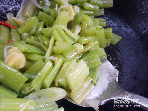 白菜芹菜炸豆腐的做法