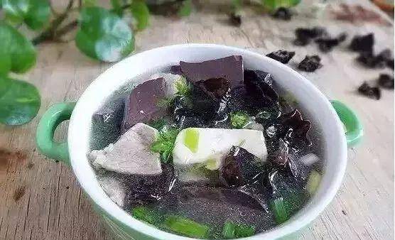 辣子虾仁木耳汤的做法