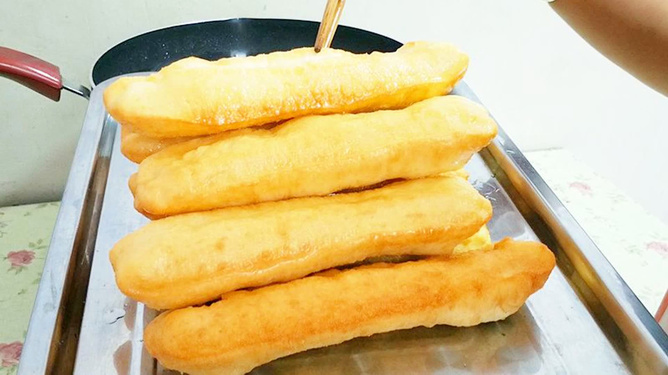 调酒鸡蛋油条的做法