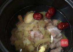 鱼胶红参排骨汤的做法