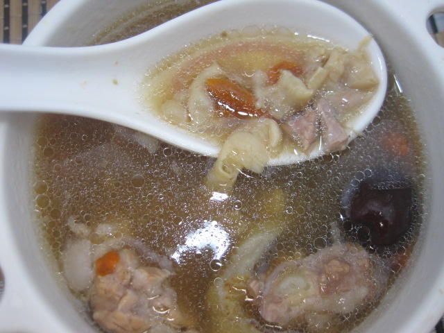 鱼胶红参排骨汤的做法