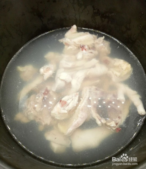 农家红汤炖鸡的做法