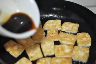 浇汁蒜蓉豆腐的做法