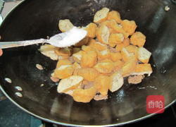 油豆腐爆肥肉的做法