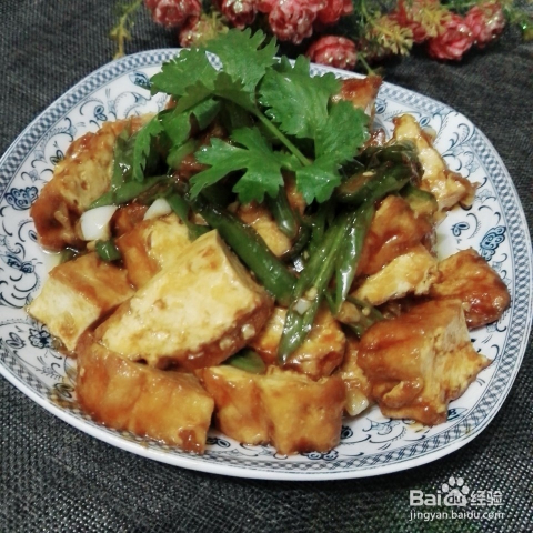 油豆腐爆肥肉的做法