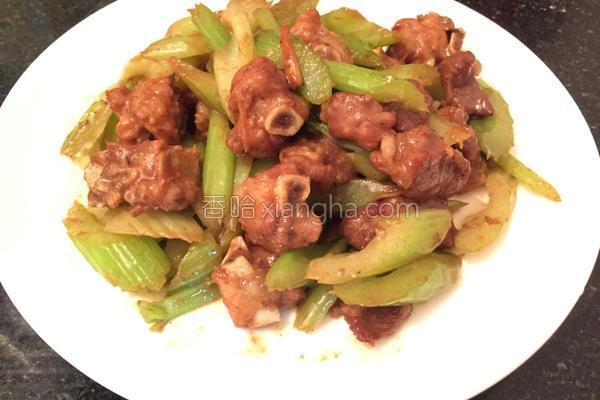 芹菜煮排骨的做法