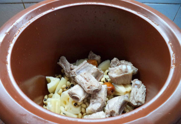 莲藕眉豆排骨煲汤的做法