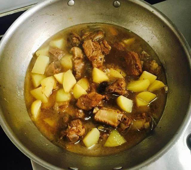 土豆加排骨的好吃做法