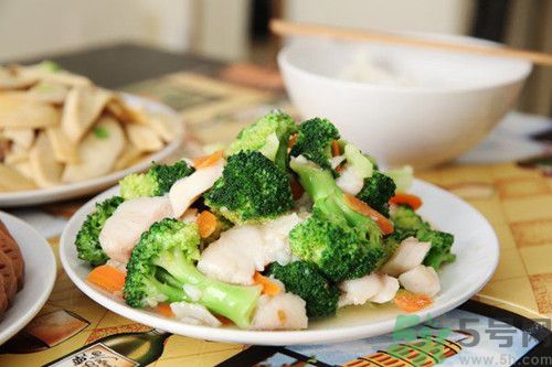 红酒豆腐西兰花的做法