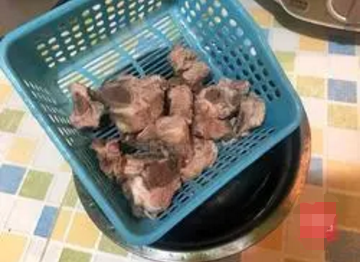 鲜墨鱼与排骨的做法