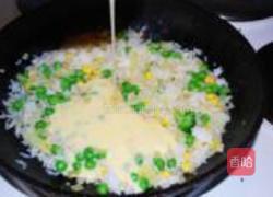鸡蛋闷米饭的做法