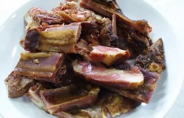 傣味排骨煮腊腌菜的做法