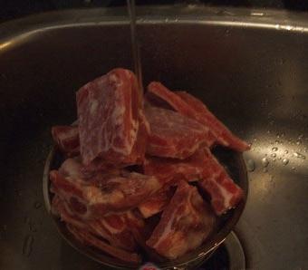 水煮酸甜排骨的做法视频