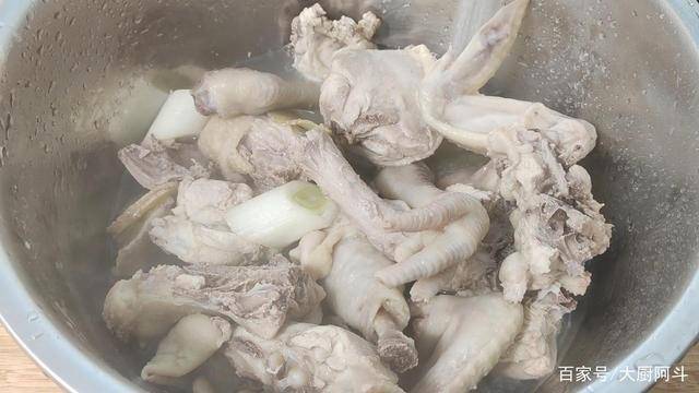 鸡肉煲粉葛汤的做法