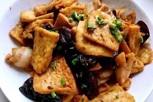 白萝卜木耳炒豆腐的做法