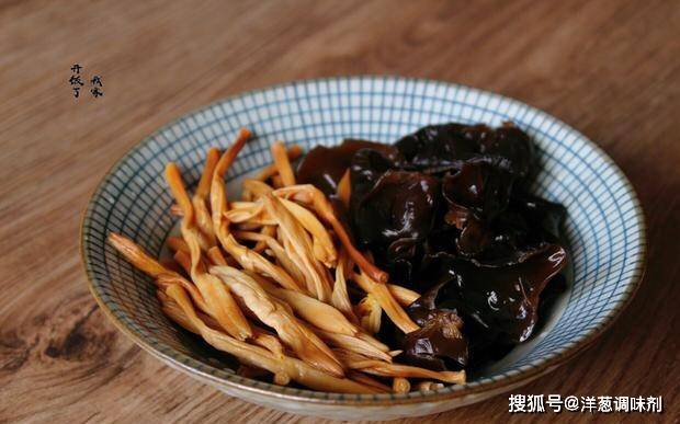 黄花炖腊排骨的做法