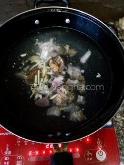 黄花炖腊排骨的做法