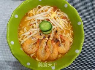 鸡蛋鲜虾面做法