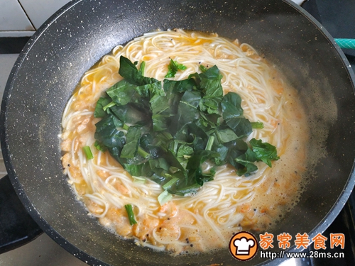鸡蛋鲜虾面做法