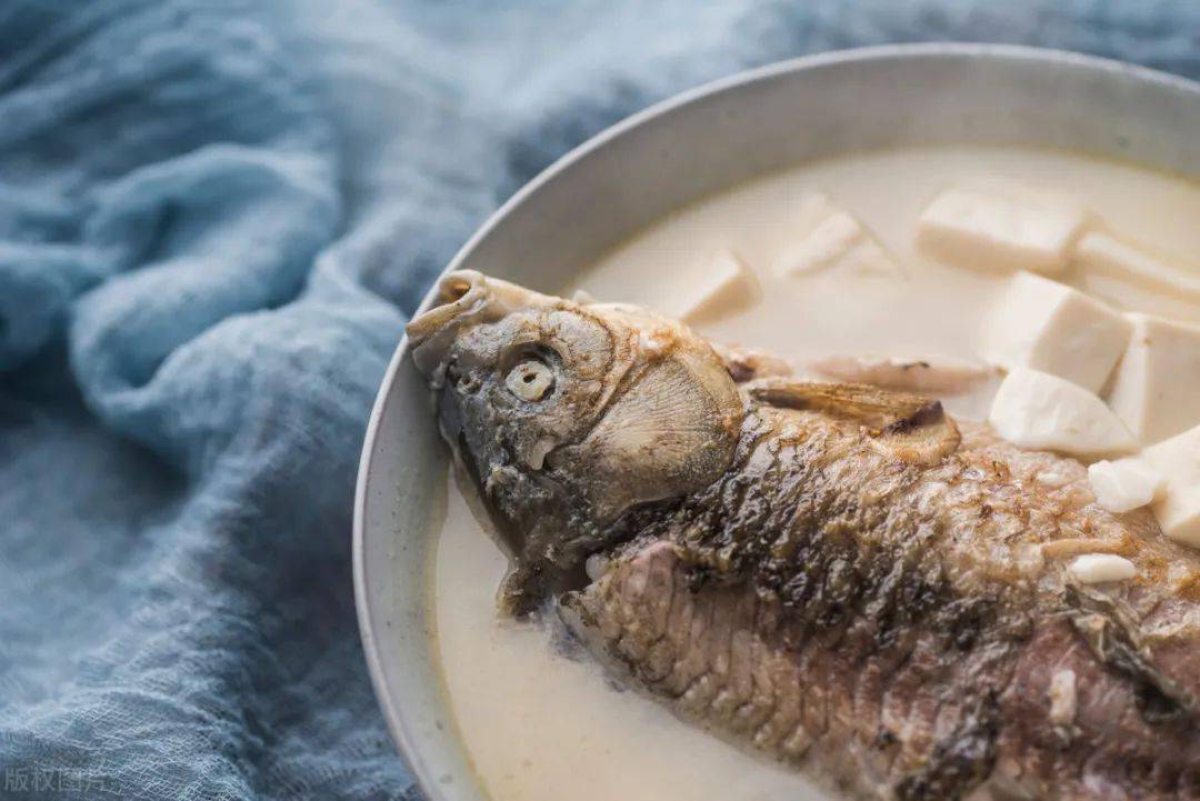 大鲫鱼蒸豆腐的做法