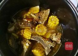 排骨炖玉米团的做法