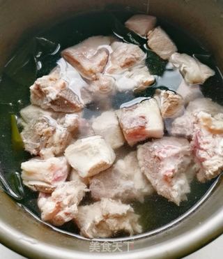盐渍海带结煮排骨的做法