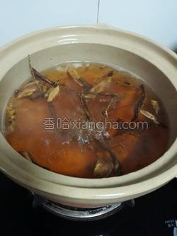 杜仲桂圆煲排骨汤的做法