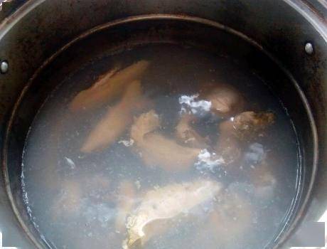 河蚌豆腐煲汤的做法