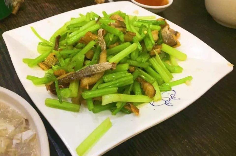 干的鱼炒芹菜的做法