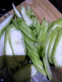 鱼腐炒丝瓜的做法