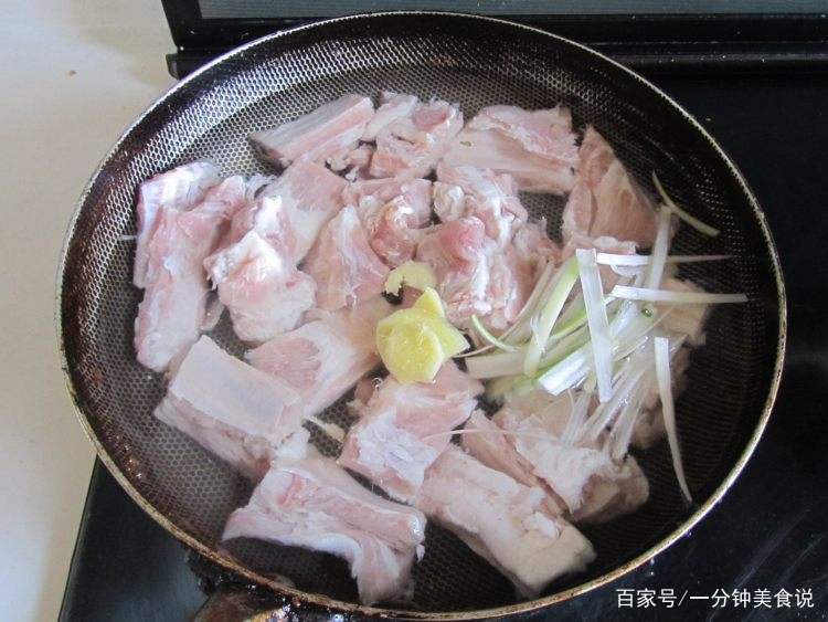 芋儿炖鹅掌排骨的做法