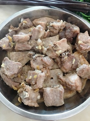 酒席排骨蒸芋头的做法