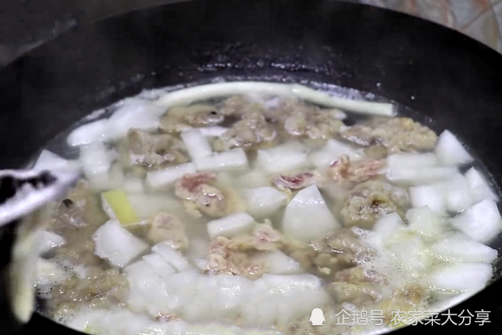 天冷排骨炖萝卜的做法