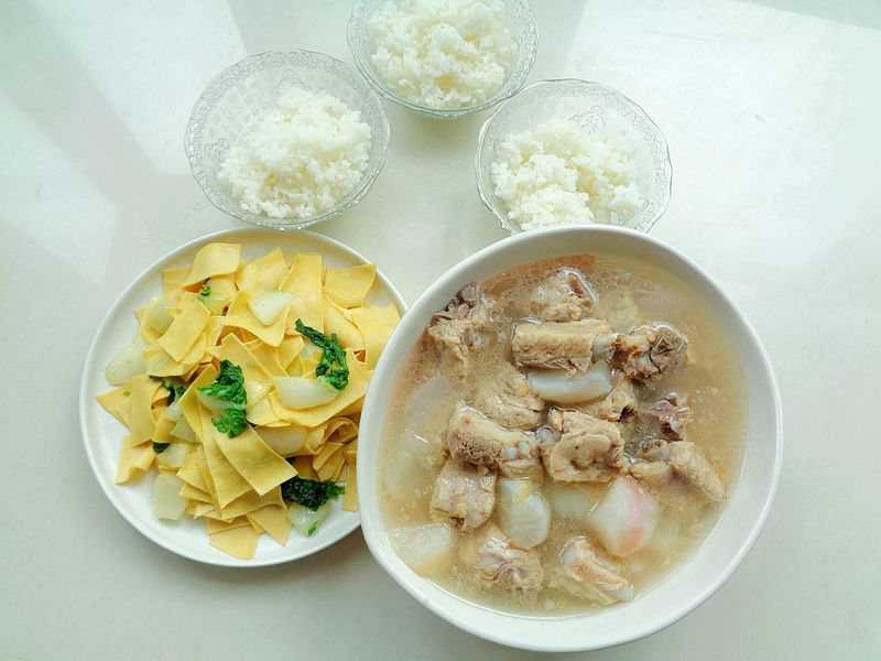 天冷排骨炖萝卜的做法