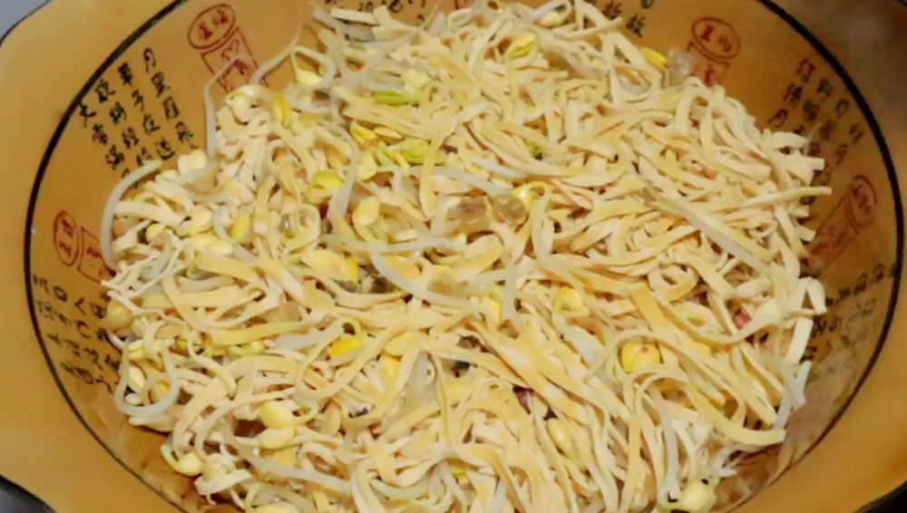 炸豆腐片卤面条的做法