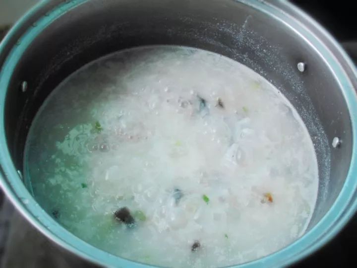 皮蛋瘦肉粥加排骨的做法