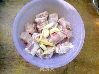 自制五香排骨火锅的做法